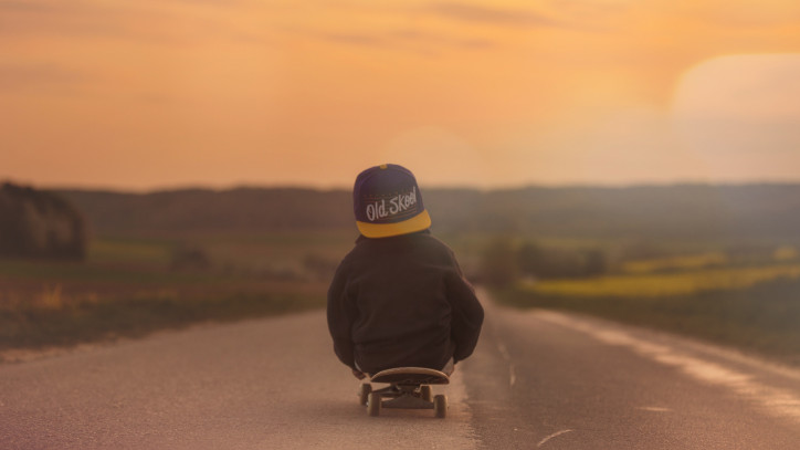 Kind auf dem Skateboard