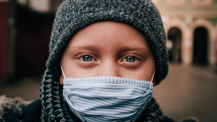 Kind mit Maske