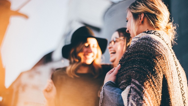 Junge Frauen lachen
