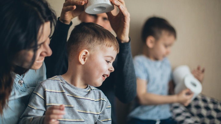 Zwei Erwachsene spielen mit Kindern