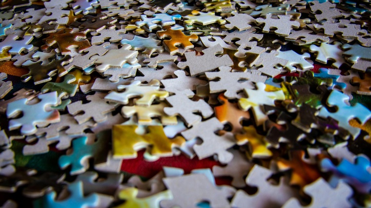 Ein Haufen von Puzzlestücken