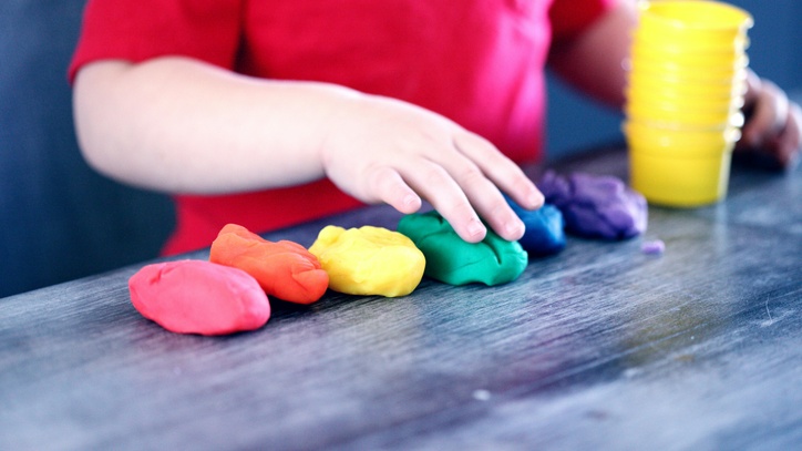 Ein mit Knete spielendes Kind