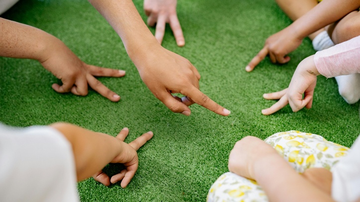 Bild-Ausschnitt einer Besprechung von Kindern
