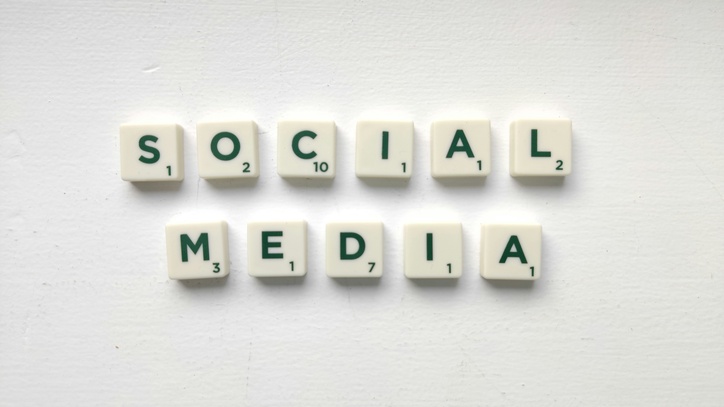 Buchstabensteinchen, die die Wörter Social Media buchstabieren