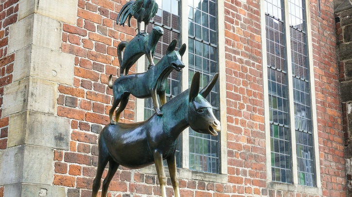 Die Bremer Stadtmusikanten: Esel darauf Hund, darauf Katze, darauf Hahn