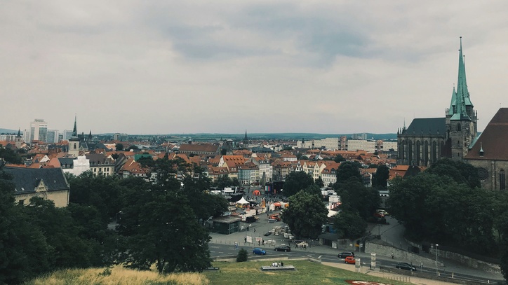 Stadt Erfurt im Hintergrund Park im Vordergrund