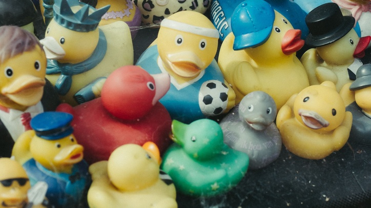 Eine bunte Sammlung sehr unterschiedlicher lachender Badeenten.
