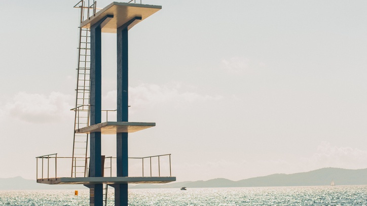 Ein leerer Sprungturm im Meer.