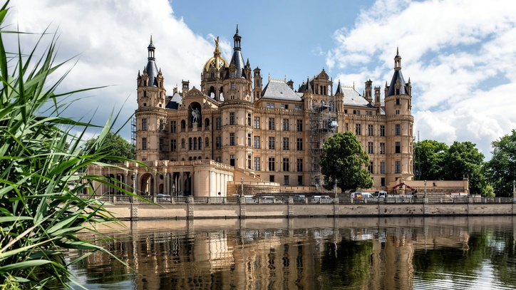 Schloss Schwerin im Hintergrund See im Vordergrund