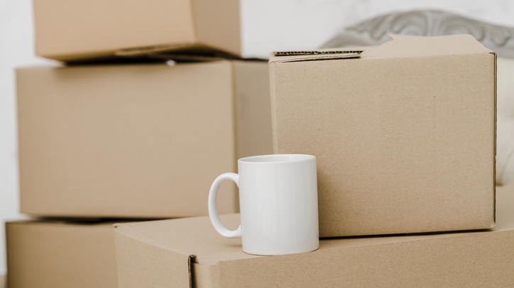 Umzugskartons, weiße Tasse steht drauf
