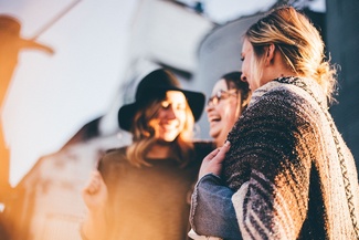 Junge Frauen lachen