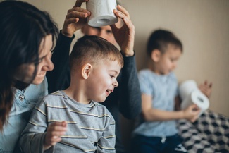 Zwei Erwachsene spielen mit Kindern