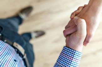 Zwei Personen schütteln sich die Hand