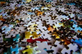 Ein Haufen von Puzzlestücken