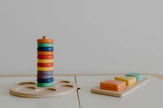 Ein buntes Holzstapelspiel für Kleinkinder auf einem Tisch