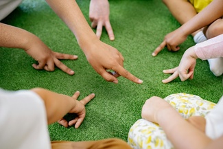 Bild-Ausschnitt einer Besprechung von Kindern