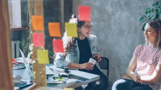 Menschen, die sich unterhalten und arbeiten