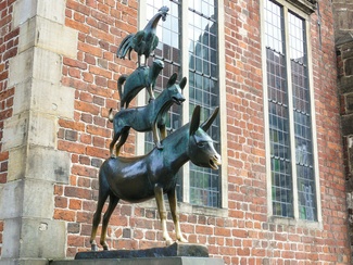 Die Bremer Stadtmusikanten: Esel darauf Hund, darauf Katze, darauf Hahn