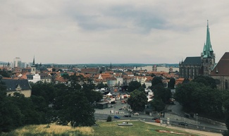 Stadt Erfurt im Hintergrund Park im Vordergrund