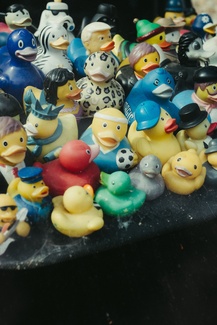 Eine bunte Sammlung sehr unterschiedlicher lachender Badeenten.