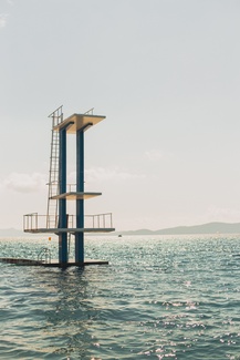 Ein leerer Sprungturm im Meer.