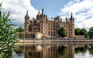 Schloss Schwerin im Hintergrund See im Vordergrund