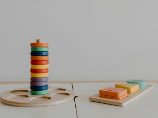 Ein buntes Holzstapelspiel für Kleinkinder auf einem Tisch