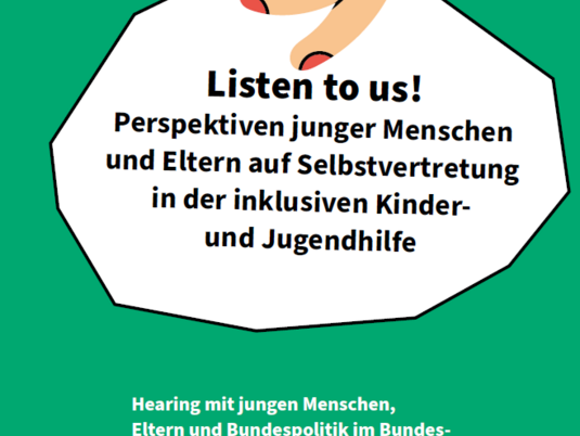 Grüner Hintergrund, Hand hält von oben einen weißen Zettel ins Bild 